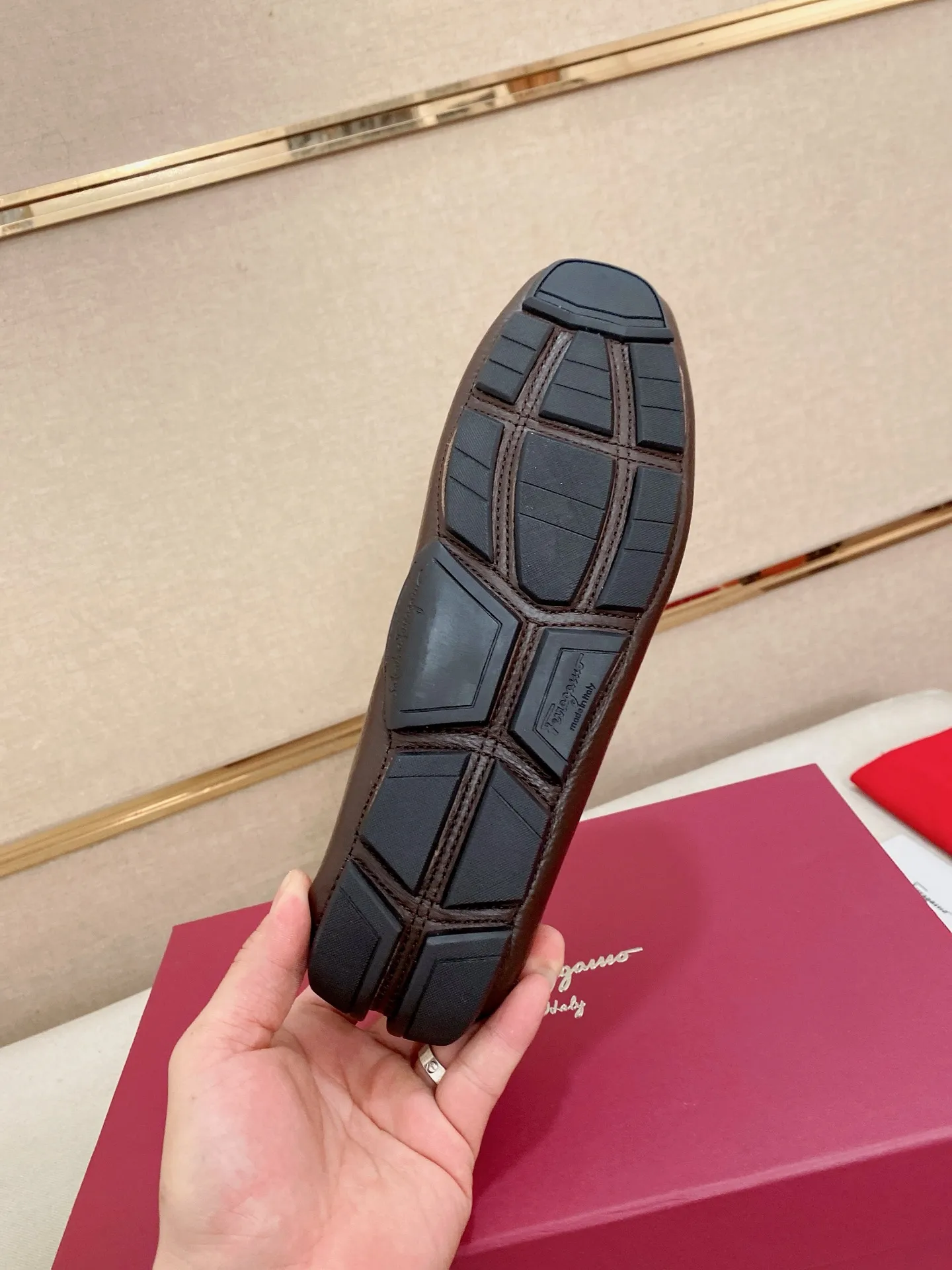 Men's shoes💰: 560💰High-end quality! Ferragamo🆕🆕Exclusive hot-selling products in stock🔥🔥New products on the shelves, high-quality Ferragamo men's pea shoes, high-end casual driving shoes, with complete packaging! 💪 💪 Material: imported first-layer pebbled cowhide 🐂 + imported high-quality water-dyed cowhide lining + wear-resistant outsole 👍🏻👍🏻 Features: high-end and comfortable, purely handmade 🚀 🚀 Create the perfect shoe that suits you best 🔥 🔥 Size: (38-44) 45 standard size can be customized!